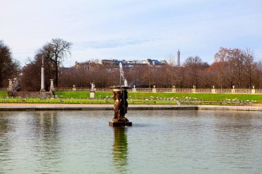 Paris 'te çeşmeli Central Park. Lüksemburg Bahçeleri 'nde kimse yok. Baharda Paris Şehir Parkı