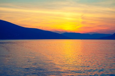 Alacakaranlıkta deniz ve dağlar. Altın saat görkemli doğa 