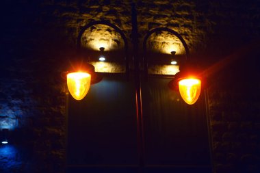 Eski sokak lambası. Ortaçağ kasabası gece aydınlandı.
