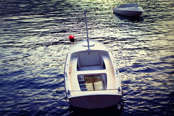 Des Bateaux Vides Crépuscule Deux Bateaux Blancs Amarrés — Photo