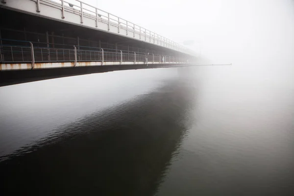 Pohled Boku Mostu Odrazem Vodě Donaubrucke Zamlženém Ránu — Stock fotografie