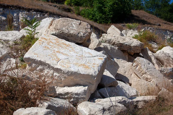 Büyük Taş Bloklar Terk Edilmiş Taş Ocağı — Stok fotoğraf