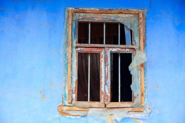 Eski terk edilmiş evin ahşap penceresi.