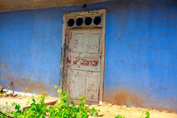 Ancienne Porte Fermée Maison Abandonnée Maison Rustique Peinte Bleu — Photo