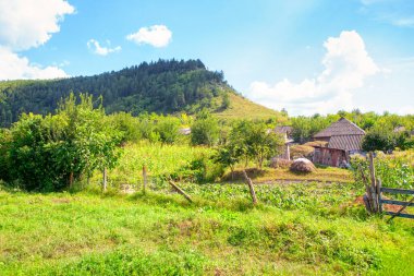 Yazın yokuş aşağı eski kır evi