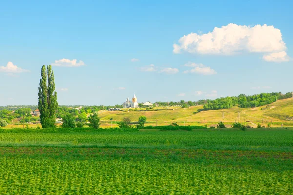Kirche Und Friedhof Auf Dem Hügel Rustikale Landschaft Mit Landwirtschaftlichem — Stockfoto