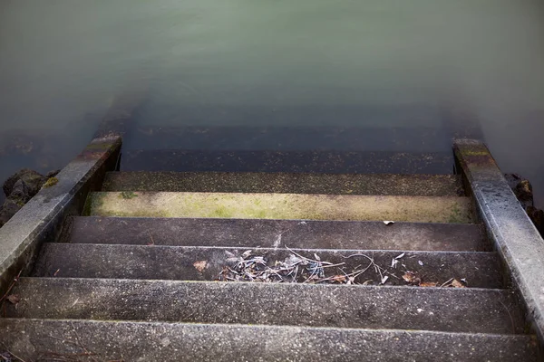 Steintreppen Ins Wasser Wasser Fluss Beginnt Frieren — Stockfoto