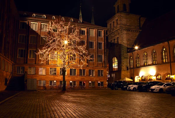 Árvore Com Decorado Por Guirlandas Cidade Velha — Fotografia de Stock