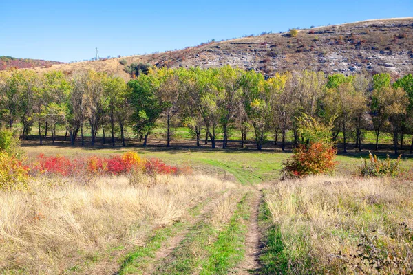 Muhteşem doğaya giden köy yolu. Rocky Mount ve nehir manzarası 
