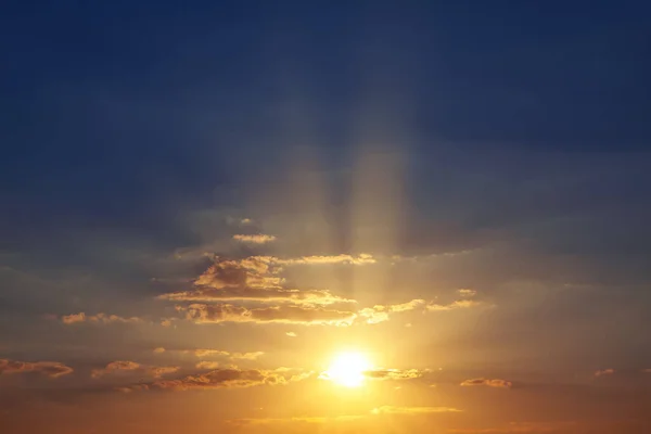 Alacakaranlıktaki Işınlarla Güneş Saati — Stok fotoğraf