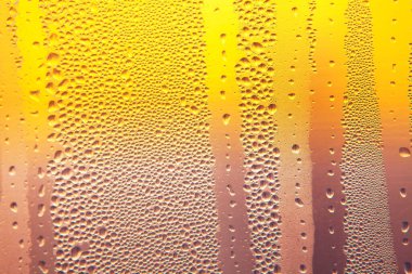 Soğuk bira buharlaşması. Cam yüzeyine damlalar