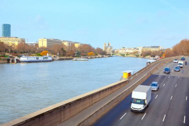 Paris 'teki Seine Nehri' nin yanındaki nehir kenarında trafik vardı. Katedral manzarası Notre-Dame de Paris ve Pont de Sully