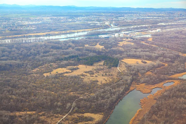 Tuna 'nın kuzey tarafındaki Lobau, Viyana sel ovasının havadan görünüşü. Aşağı Avusturya Panoraması 