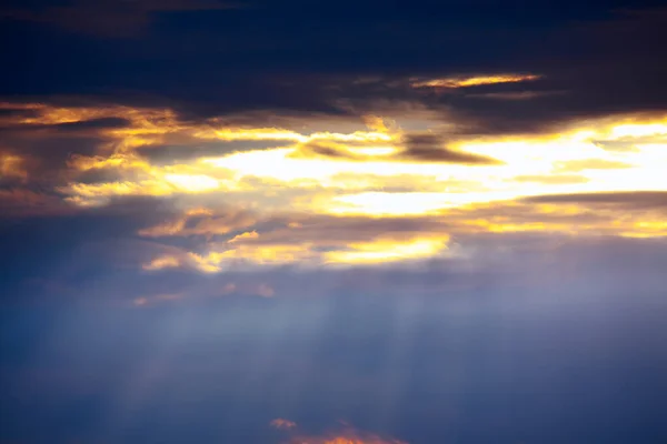 暗い空に光のビームや光線 — ストック写真