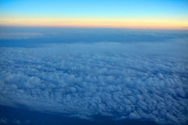 Πετώντας Πάνω Από Μπλε Σύννεφα Στο Λυκόφως — Φωτογραφία Αρχείου
