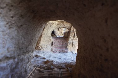 Eski manastırın mağaralarındaki antik dua odası. 