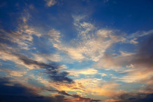 Fantastischer Himmel Mit Stratocumuli Der Morgendämmerung — Stockfoto