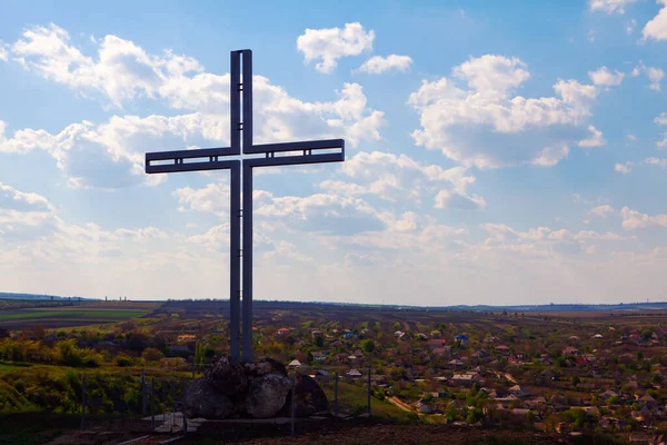 Svatý Kříž Vrcholu Kopce Rustikální Pohled Krajinu — Stock fotografie