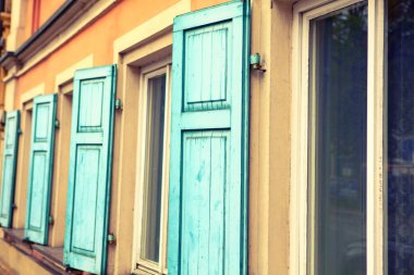 Açık panjurlu pencerelerin dış görünümü