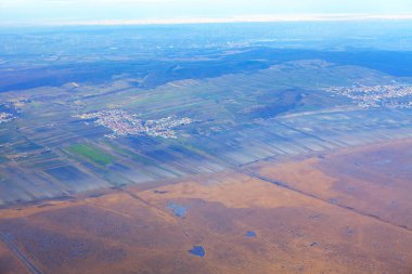 Bataklık manzarası ve şehrin hava manzarası.