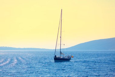 Yelkenli ile ilerleyen pahalı bir gemi. Denizde lüks bir yat.