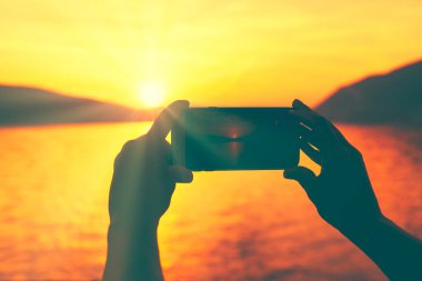 Akıllı telefondan alacakaranlığın fotoğrafını çek.