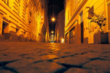 Geceleyin kaldırım taşı caddesinde yürürken 