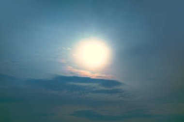 Bulutlu gökyüzünde mistik güneş