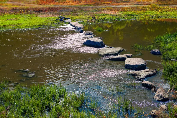 Kamienie Płynącej Wodzie Przekraczania Rzeki — Zdjęcie stockowe