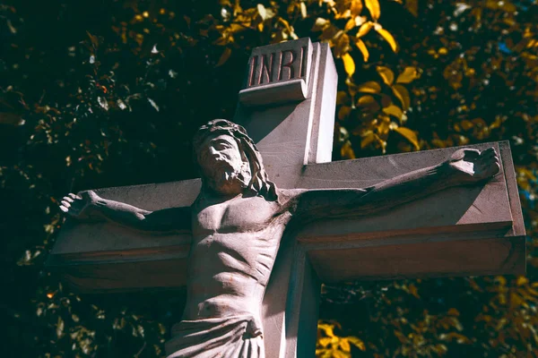 イエス キリストの十字架 十字架上のキリストの彫刻 — ストック写真
