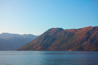 Karadağ 'daki Kıyı Dağları. Sabahları Kotor Körfezi manzarası 