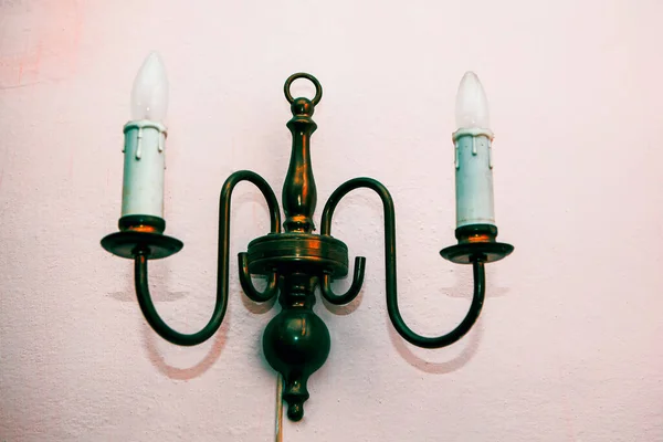 Beyaz Duvarda Elektrikli Mum Işığı — Stok fotoğraf