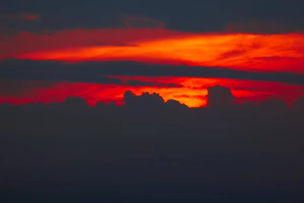 暮色中的乌云和红云 — 图库照片
