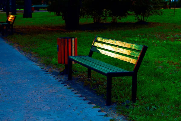 Пустая Скамейка Вечернем Парке — стоковое фото