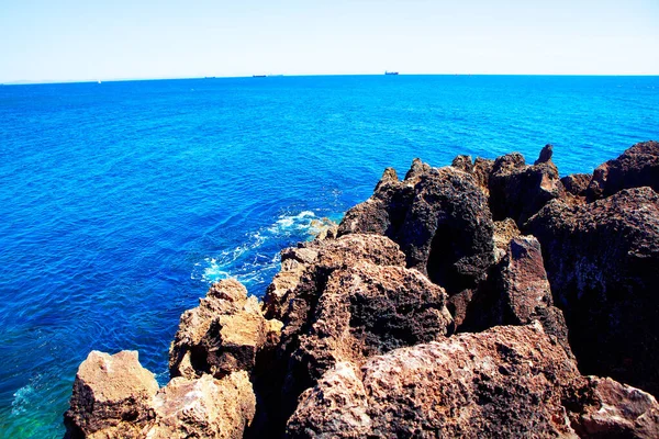 Craggy Sahili Mavi Okyanus — Stok fotoğraf