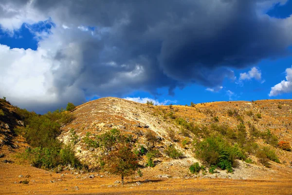 Nubes Bajas Sobre Colina Montaje Rocoso Paisaje — Foto de Stock