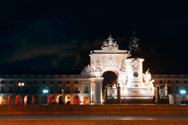 Gece vakti Lisbon Downtown 'da. Lisboa Praca do Comercio gece aydınlandı. 