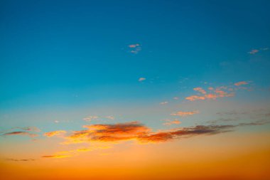 Akşam gökyüzünün mavi ve turuncu tonları 