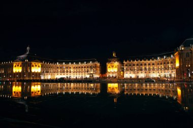 Bordeaux Place de la Bourse Geceleyin aydınlandı