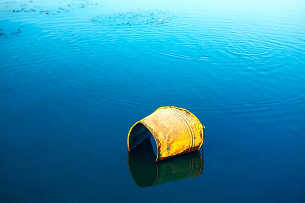 Cubo Oxidado Agua Del Lago Concepto Ecológico Basura Naturaleza Agua — Foto de Stock