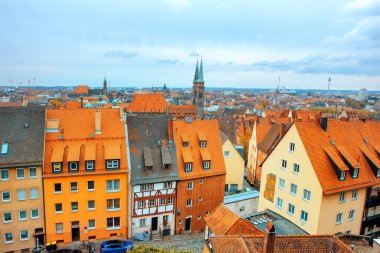 Nuremberg havacılık şehri çatıları ve St. Sebald kilise kulesi manzarası. Alman ikamet bölgesi. 