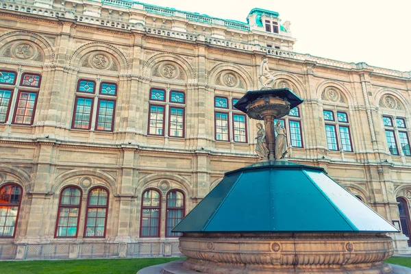 ウィーンオペラ座の前にある有名な噴水 — ストック写真