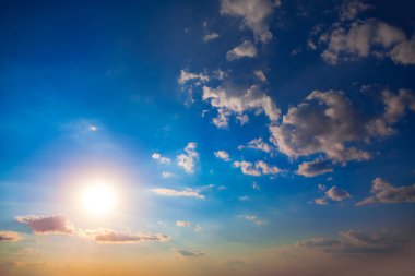 Dünyayı ve günbatımını çevreleyen atmosfer 