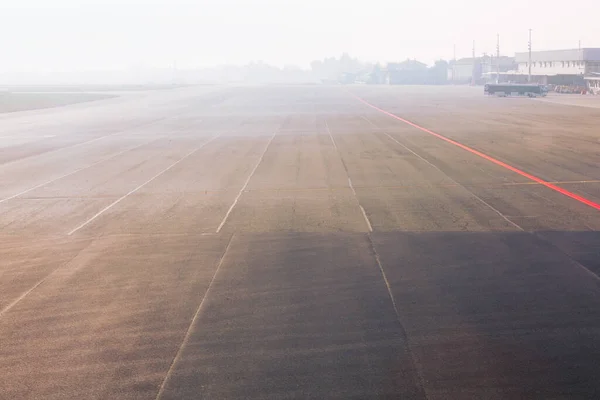 Piste Aéroport Dans Journée Brumeuse — Photo