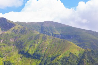 Bahar mevsiminde yeşil dağ 