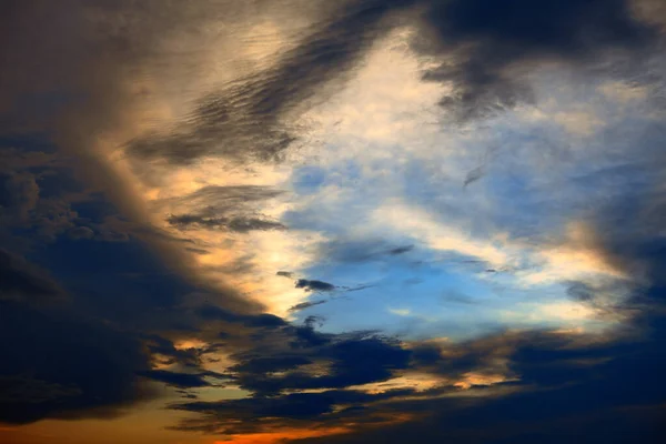 Abendhimmel Mit Bunten Wolken — Stockfoto