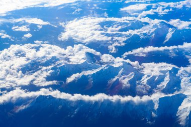 Beyaz karlı tepeleri olan mavi dağlar