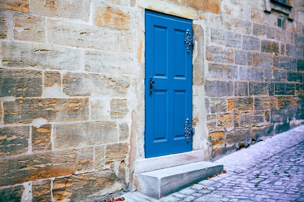 旧城有蓝色大门的房子 — 图库照片