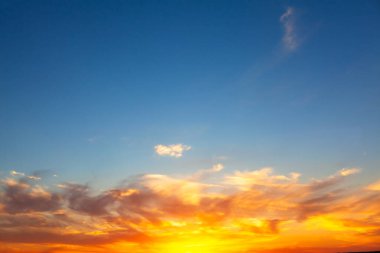 Gökyüzü alevler içinde. Alacakaranlık manzarası 