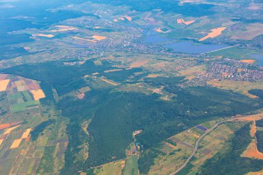 Moldova 'daki Nimoreni ve Suruceni köylerinin hava manzarası. Ormanların, tarımsal tarlaların ve göllerin olduğu bir yerleşim bölgesinin hava görüntüsü.